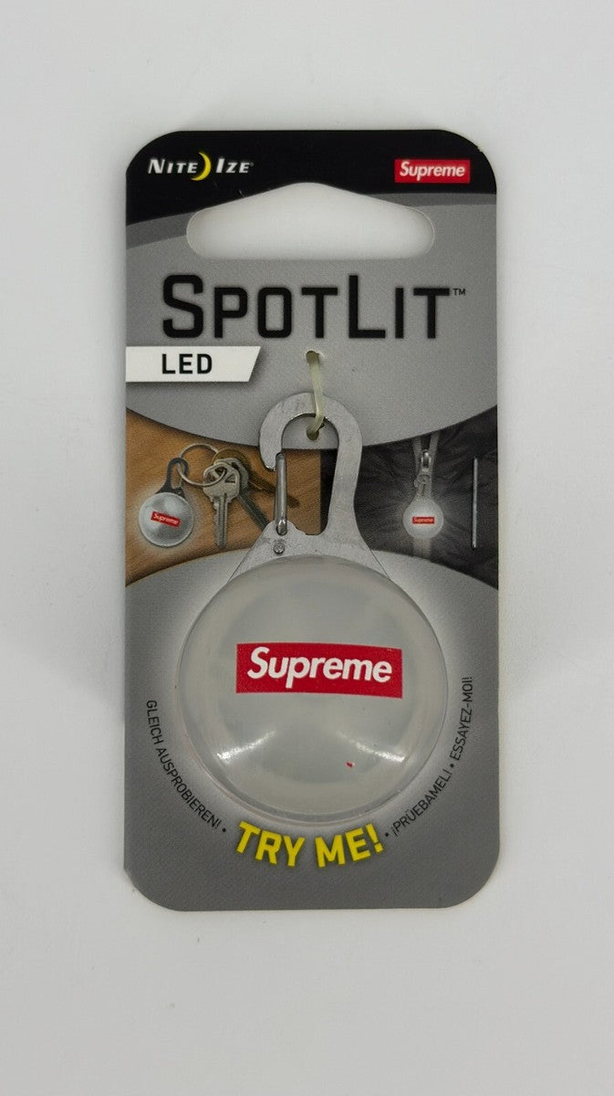 SUPREME (spot Lit Keychain)