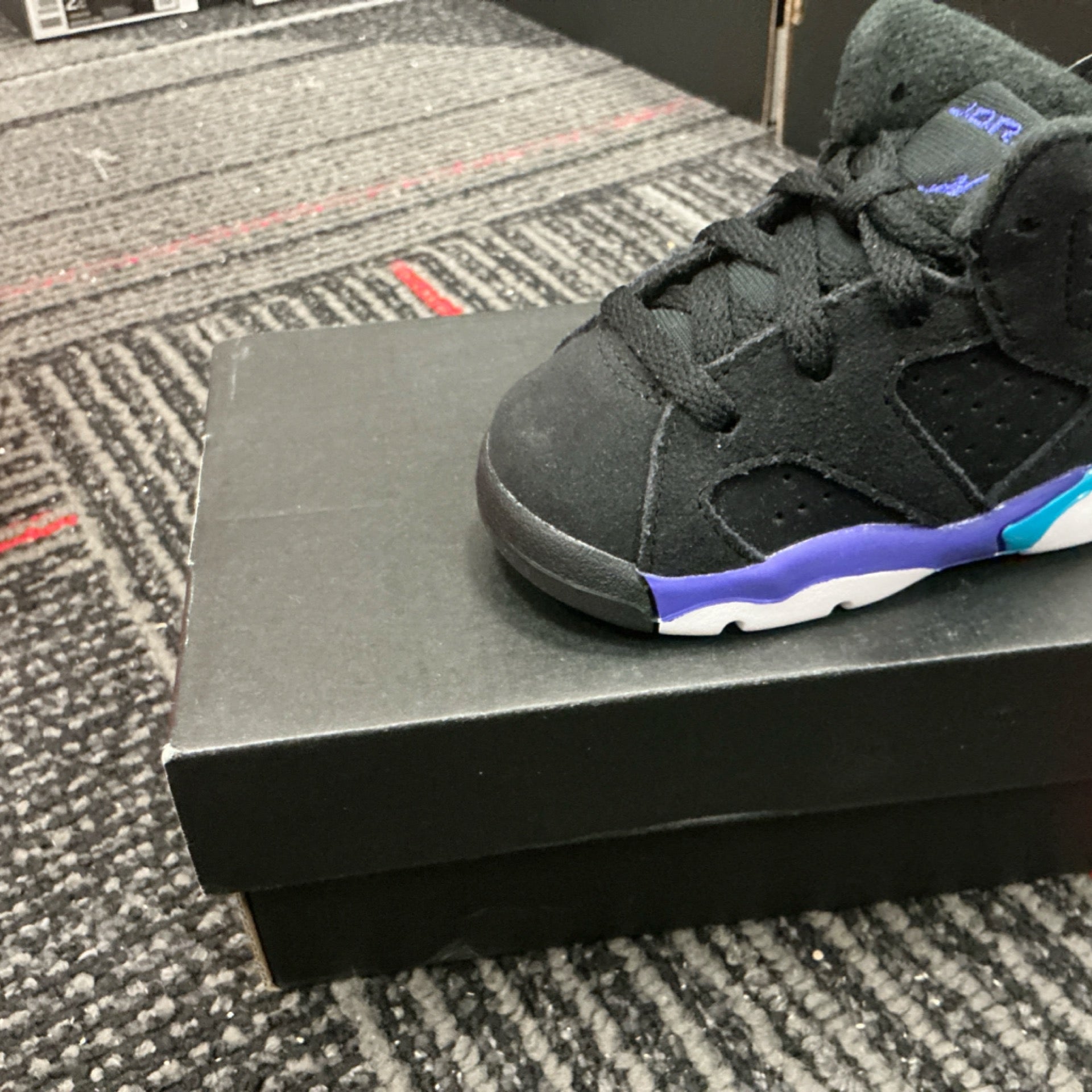 Air Retro 6 Basketball Shoes in Black/Black  Leather
